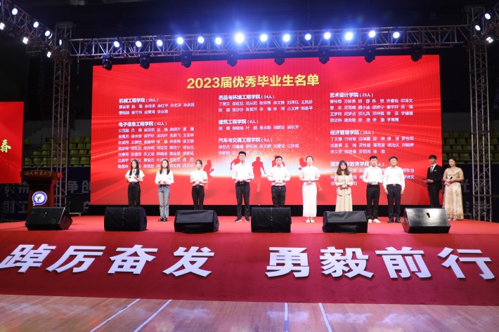 9.羌书记颁发荣誉证书二_副本.jpg 9.羌书记颁发荣誉证书二_副本.jpg