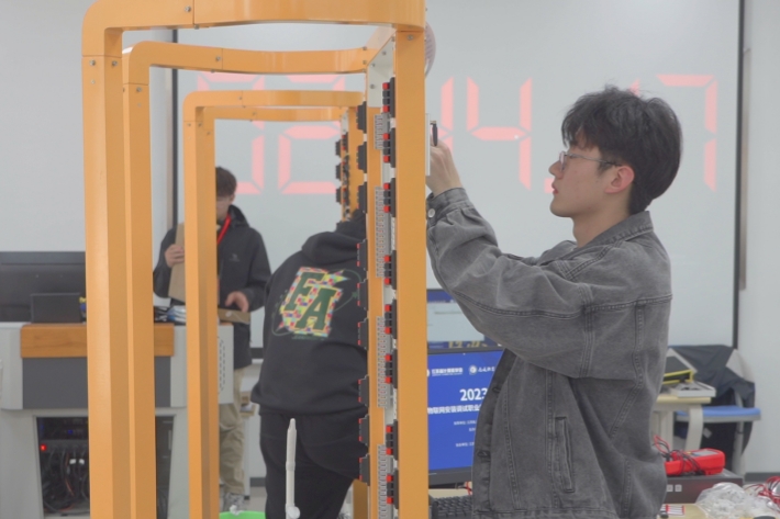 学生组获奖李金兴_副本.jpg 学生组获奖李金兴_副本.jpg
