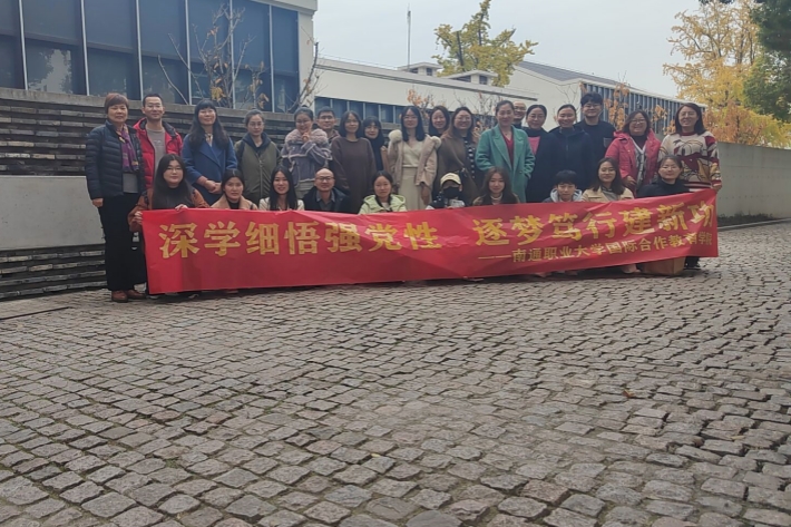 师生参观平江路历史文化街区_副本.jpg 师生参观平江路历史文化街区_副本.jpg