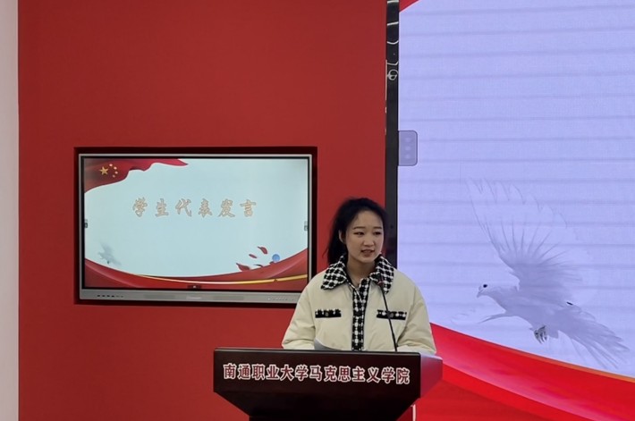 学生代表杨迪_副本.jpg 学生代表杨迪_副本.jpg