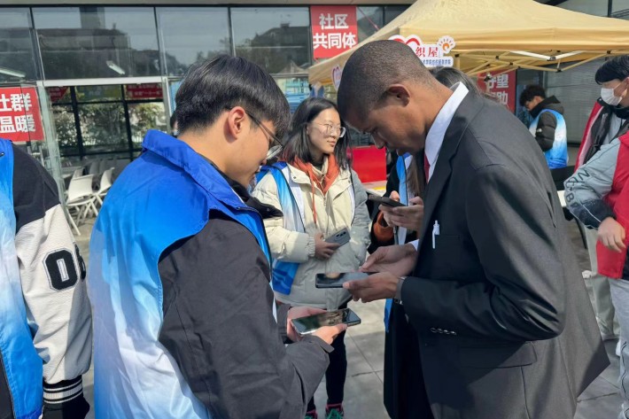 我院留学生指导中国志愿者使用外国app_副本.jpg 我院留学生指导中国志愿者使用外国app_副本.jpg