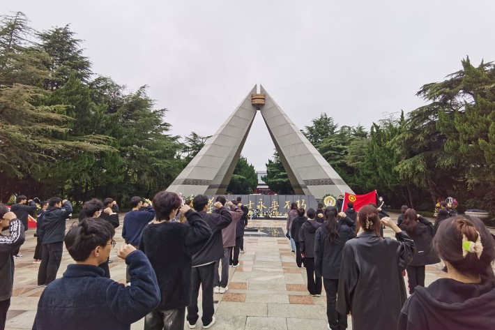 重温入团誓词_副本.jpg 重温入团誓词_副本.jpg