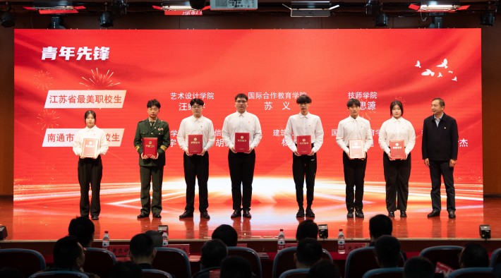 8.综合二党总支书记王荣华为青年先锋代表颁发荣誉证书_副本.jpg