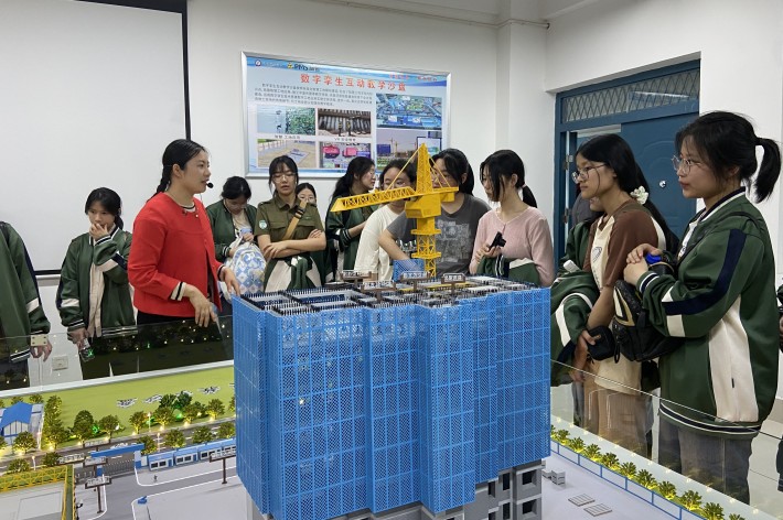 参观智能建造实训基地_副本.jpg 参观智能建造实训基地_副本.jpg