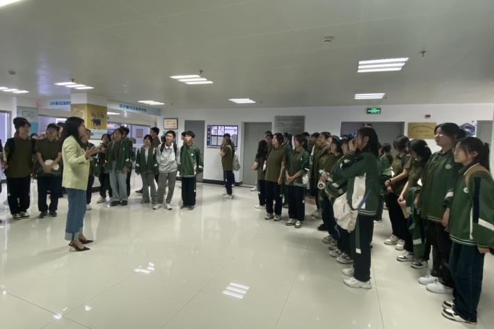 参观ICT行业创新基地_副本.jpg 参观ICT行业创新基地_副本.jpg