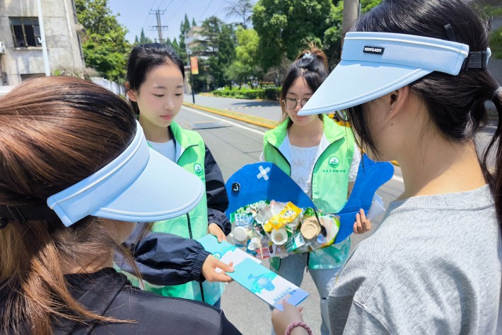发放生物多样性宣传手册_副本.jpg 发放生物多样性宣传手册_副本.jpg