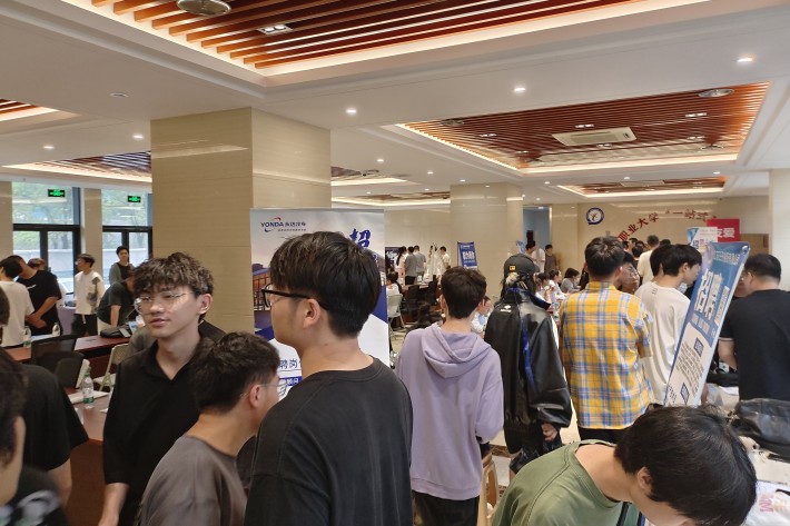 招聘会1_副本.jpg 招聘会1_副本.jpg
