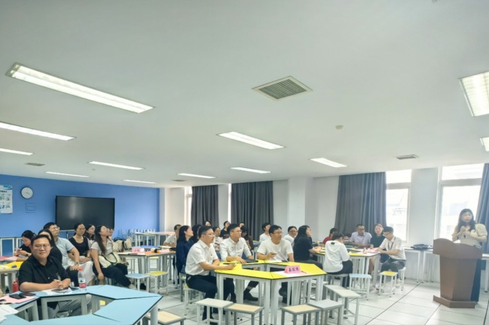 沙龙现场_副本.jpg 沙龙现场_副本.jpg