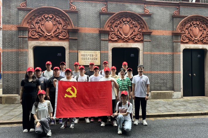 一大会址合影_副本.jpg 一大会址合影_副本.jpg