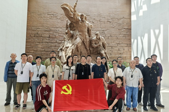 新四军纪念馆合影_副本.jpg 新四军纪念馆合影_副本.jpg