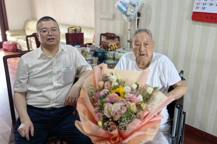 陈书记慰问照片_副本.jpg 陈书记慰问照片_副本.jpg