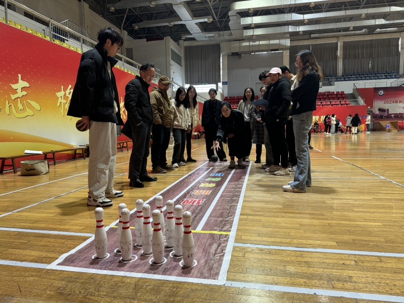 打保龄球.JPG