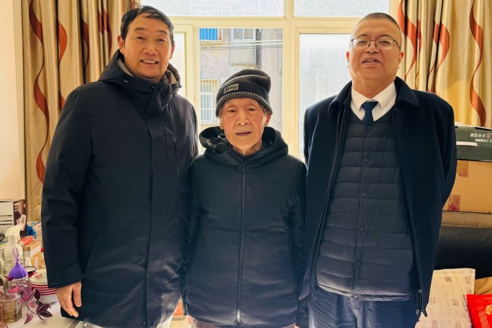 党委副书记陈蔓生看望杜增瑞_副本.jpg 党委副书记陈蔓生看望杜增瑞_副本.jpg