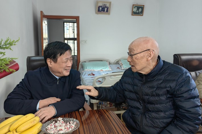 党委书记羌毅看望杨满久_副本.jpg 党委书记羌毅看望杨满久_副本.jpg