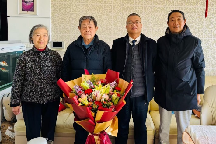 党委副书记陈蔓生看望李栋_副本.jpg 党委副书记陈蔓生看望李栋_副本.jpg