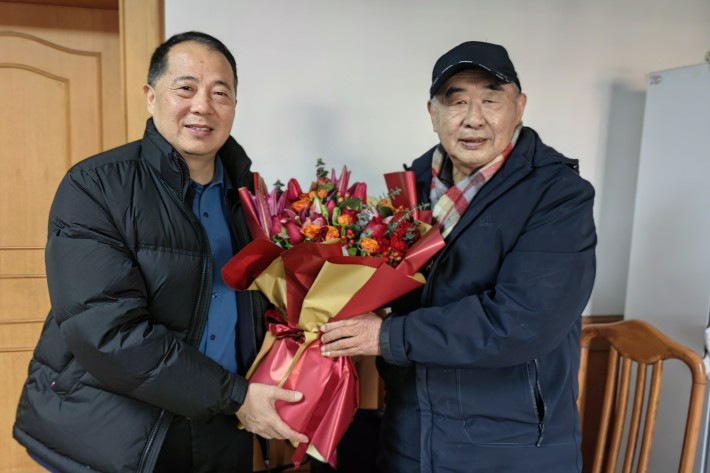 校长褚金星看望秦汉清_副本.jpg 校长褚金星看望秦汉清_副本.jpg