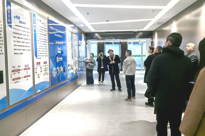 图四 参观数智商业产教融合实践中心_副本.jpg 图四 参观数智商业产教融合实践中心_副本.jpg
