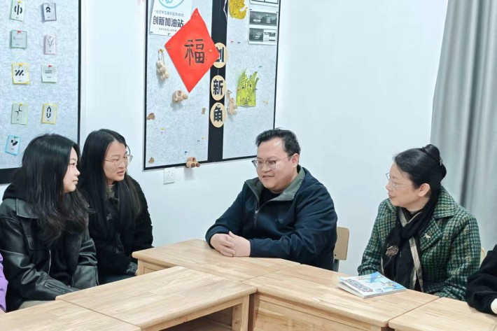 与班主任交流_副本.jpg 与班主任交流_副本.jpg