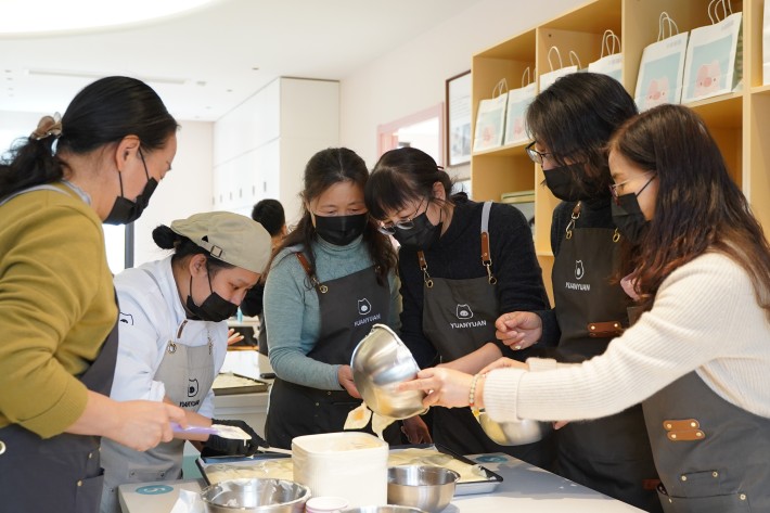 女教工认真学习蛋糕制作_副本.jpg 女教工认真学习蛋糕制作_副本.jpg