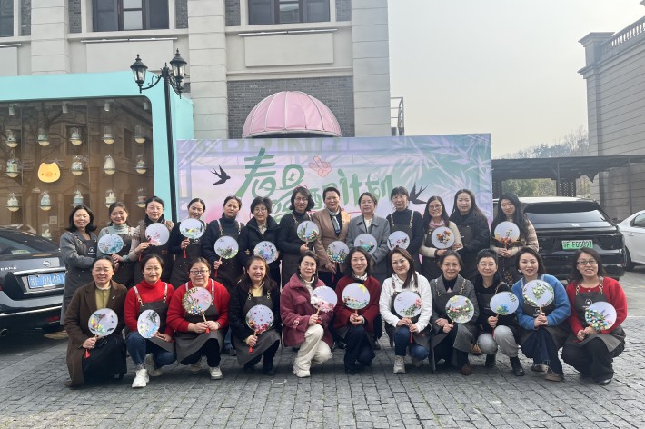 女教工手持团扇合影留念_副本.jpg 女教工手持团扇合影留念_副本.jpg