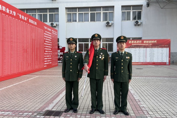 升旗手_副本.jpg 升旗手_副本.jpg