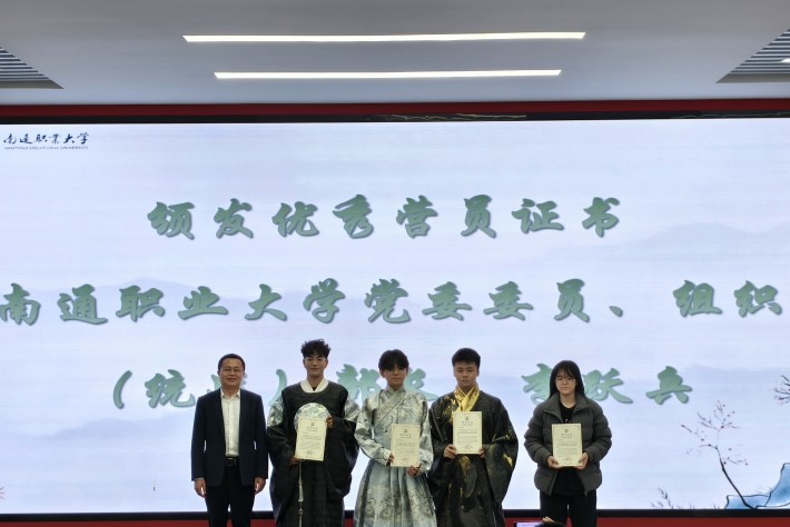 李部长颁证_副本.jpg 李部长颁证_副本.jpg