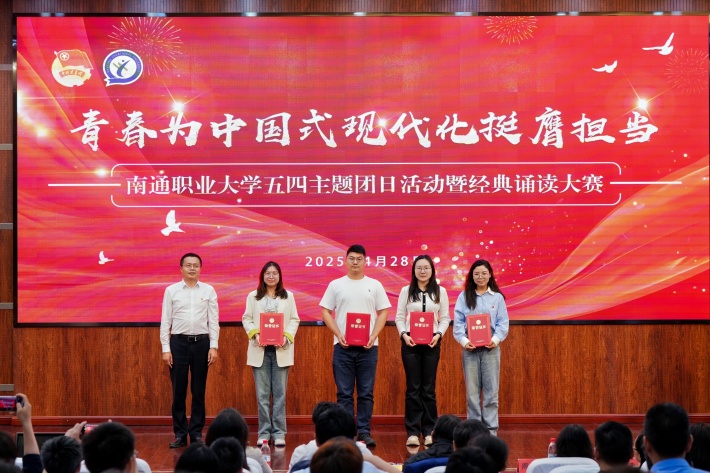 17.校党委委员、组织部部长李跃兵为三等奖颁奖_副本.jpg 17.校党委委员、组织部部长李跃兵为三等奖颁奖_副本.jpg