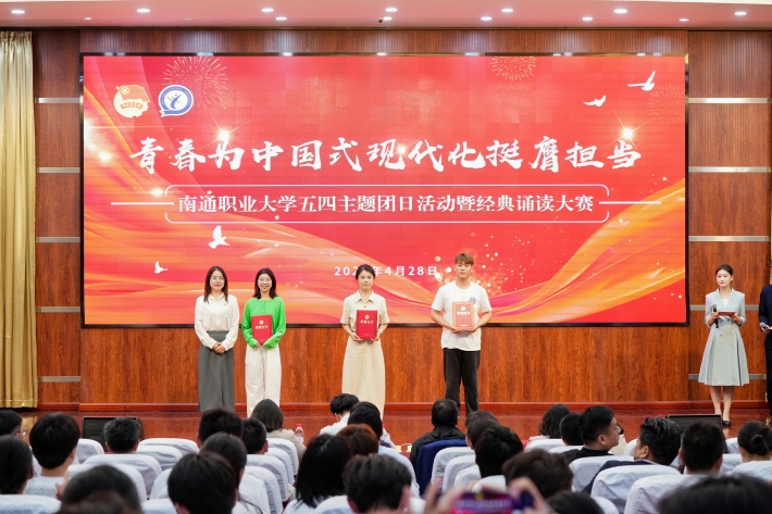 18.校党委委员、宣传部部长廖忠智为优秀奖颁奖_副本.jpg 18.校党委委员、宣传部部长廖忠智为优秀奖颁奖_副本.jpg