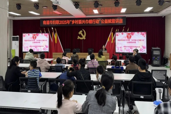 5月10日,授课老师在南通市开发区新开街道讲授灵活就业手作技能专题讲座_副本.jpg 5月10日,授课老师在南通市开发区新开街道讲授灵活就业手作技能专题讲座_副本.jpg