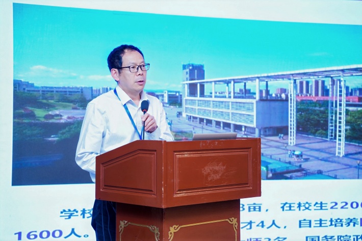 图8 重庆电子科技职业大学电子与物联网学院院长陈良_副本.jpg 图8 重庆电子科技职业大学电子与物联网学院院长陈良_副本.jpg