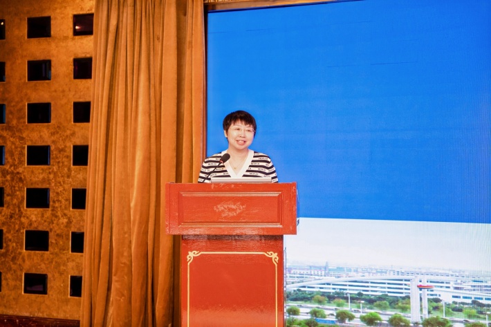 图6 全国工业与信息化行业指导委员会副主任委员、常州信息职业技术学院原校长眭碧霞_副本.jpg 图6 全国工业与信息化行业指导委员会副主任委员、常州信息职业技术学院原校长眭碧霞_副本.jpg