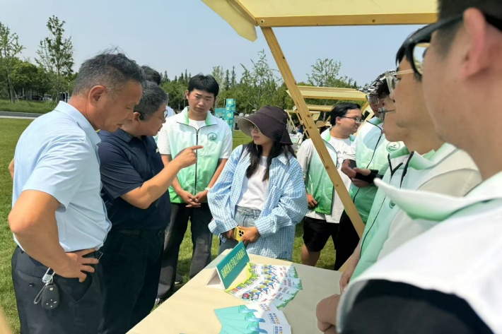 图为湖北省长江生态保护基金会领导参观绿之声展位_副本.jpg 图为湖北省长江生态保护基金会领导参观绿之声展位_副本.jpg