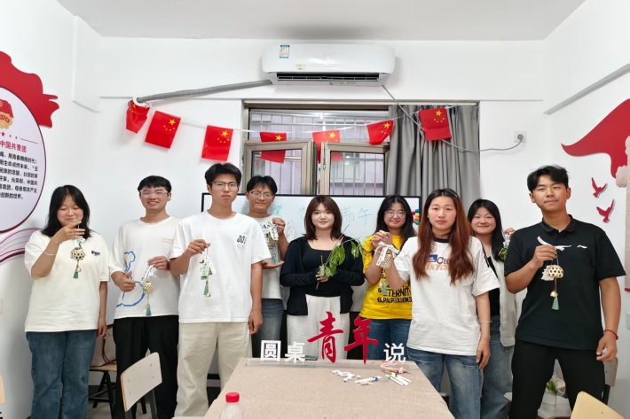 合影_副本.jpg 合影_副本.jpg