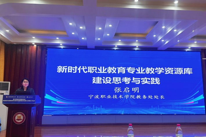 图四 易院长主持专家报告会_副本.jpg 图四 易院长主持专家报告会_副本.jpg