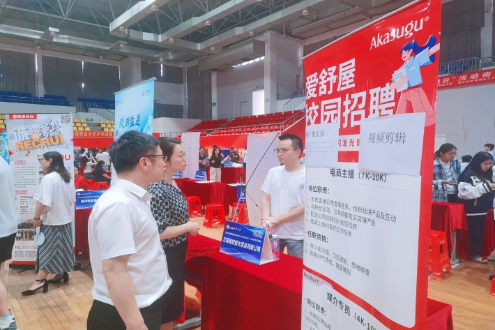 图二 校园招聘会现场校企双方交流_副本.jpg 图二 校园招聘会现场校企双方交流_副本.jpg