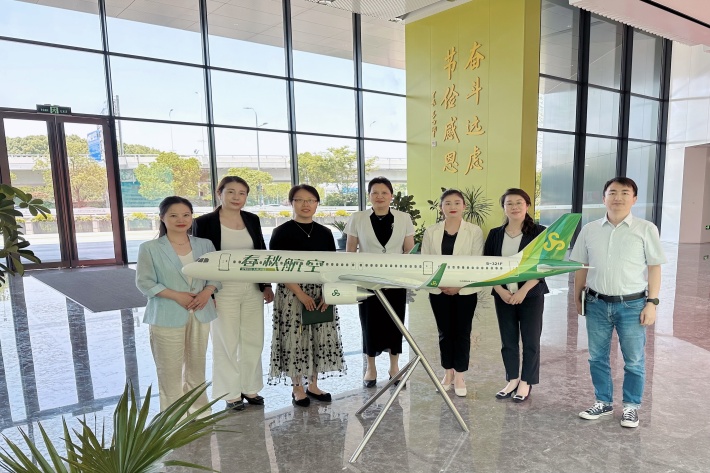 图一 校企双方在春秋总部大厦合影_副本.jpg 图一 校企双方在春秋总部大厦合影_副本.jpg