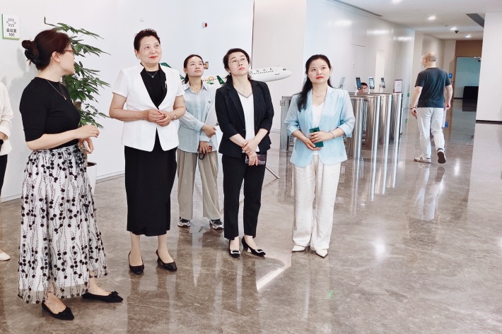 图二 学校一行参观春秋航空展厅1_副本.jpg 图二 学校一行参观春秋航空展厅1_副本.jpg