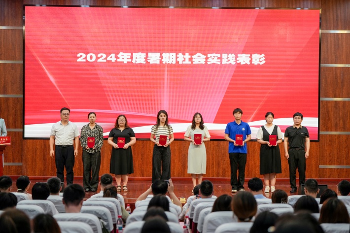 图5 学工处处长季卫兵、马克思主义学院常务副院长任海华为在校级社会实践评选中斩获荣誉的先进集体和个人颁发证书_副本.jpg 图5 学工处处长季卫兵、马克思主义学院常务副院长任海华为在校级社会实践评选中斩获荣誉的先进集体和个人颁发证书_副本.jpg