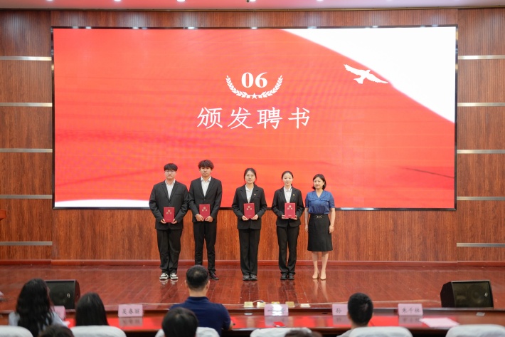 颁发聘书_副本.jpg 颁发聘书_副本.jpg