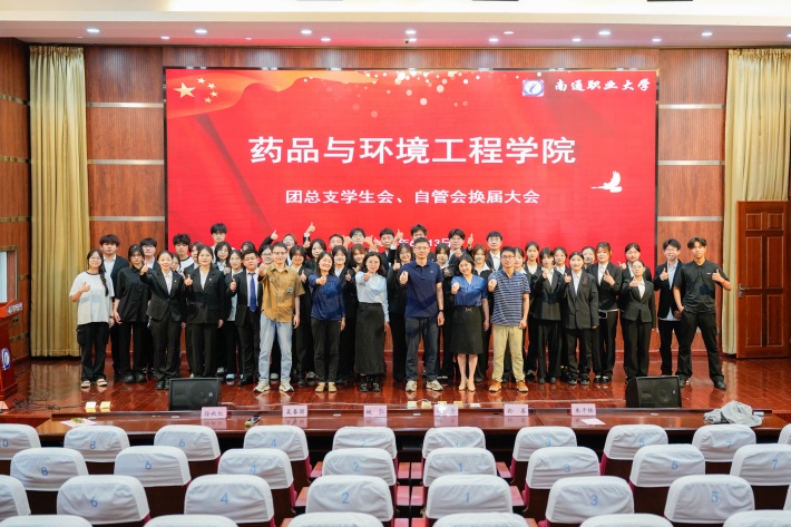 合影_副本.jpg 合影_副本.jpg