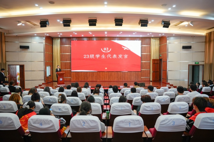 学生会执行主席李琦代表发言_副本.jpg 学生会执行主席李琦代表发言_副本.jpg