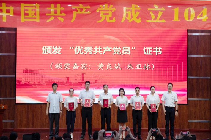 优秀共产党员代表_副本.jpg 优秀共产党员代表_副本.jpg