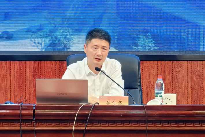 吴佳华作专题讲座_副本.jpg 吴佳华作专题讲座_副本.jpg