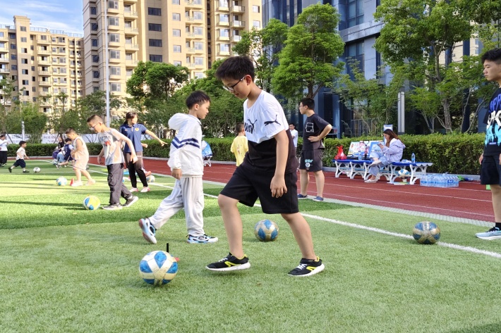 踢足球.jpg 踢足球.jpg