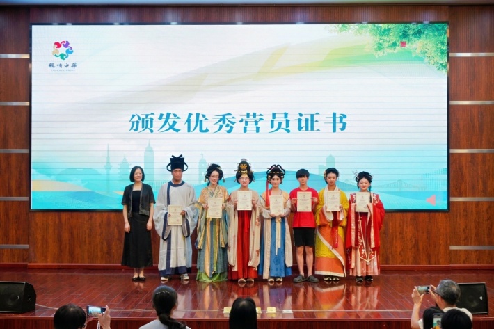 刘俐颁发优秀营员证书.jpg 刘俐颁发优秀营员证书.jpg