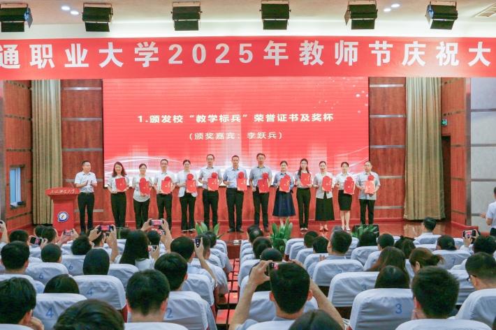 李部长颁奖_副本.jpg 李部长颁奖_副本.jpg