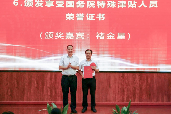褚校长颁奖_副本.jpg 褚校长颁奖_副本.jpg