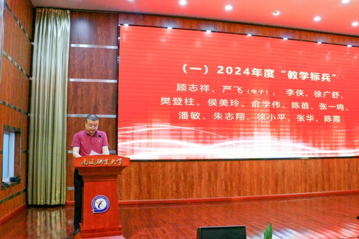 陈书记宣读表彰决定_副本.jpg 陈书记宣读表彰决定_副本.jpg