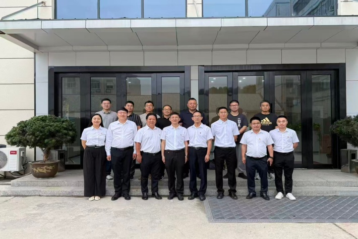 公司门口合照.jpg 公司门口合照.jpg