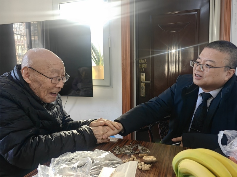校党委副书记陈蔓生看望杨满久_副本.jpg